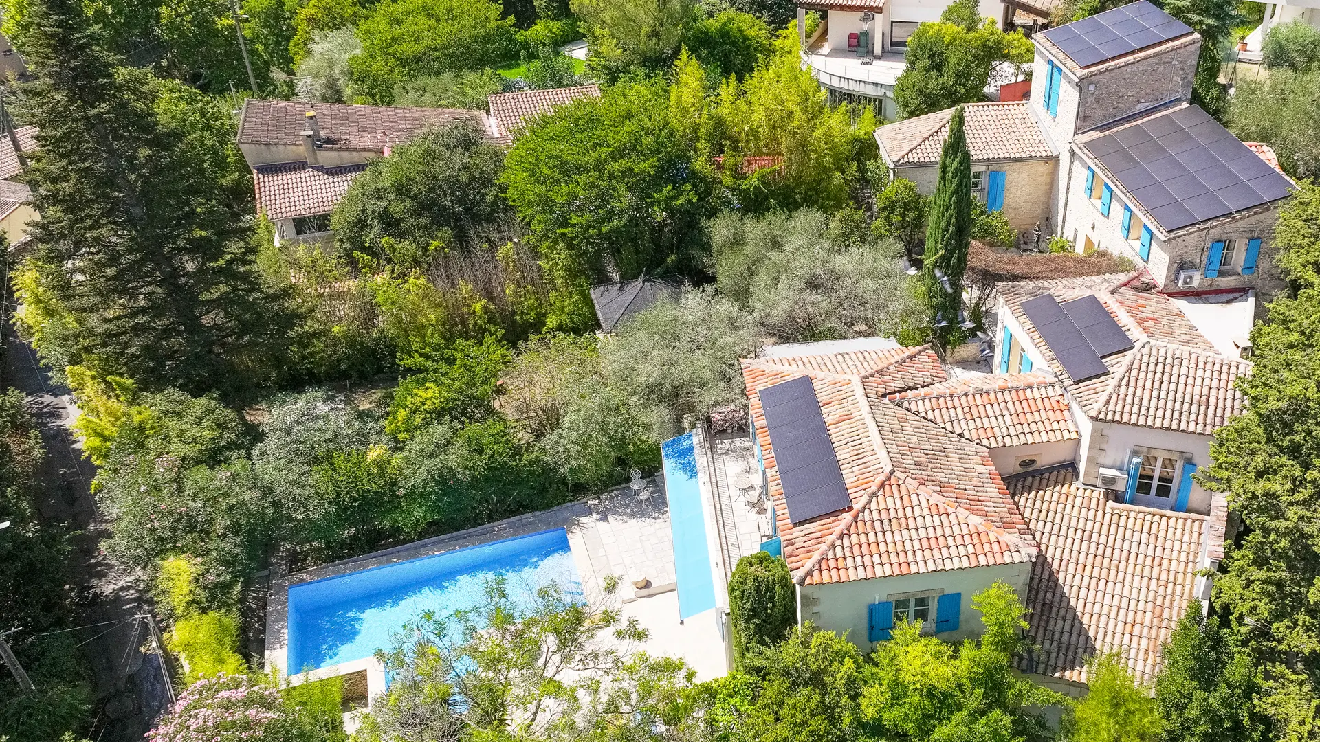 Vue aérienne de la maison d'hôtes de Nîmes réservée aux adultes