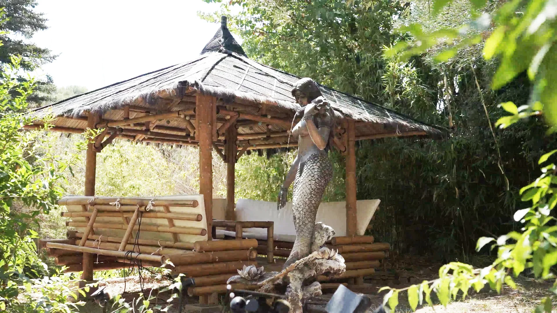 jardin de la chambre d'hôtes en vieilles pierres