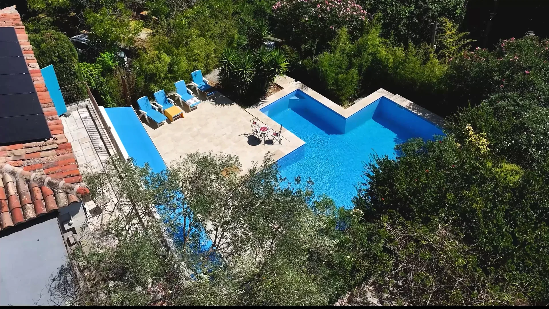 profiter de la piscine de la maison d'hôtes de Nîmes réservée aux adultes
