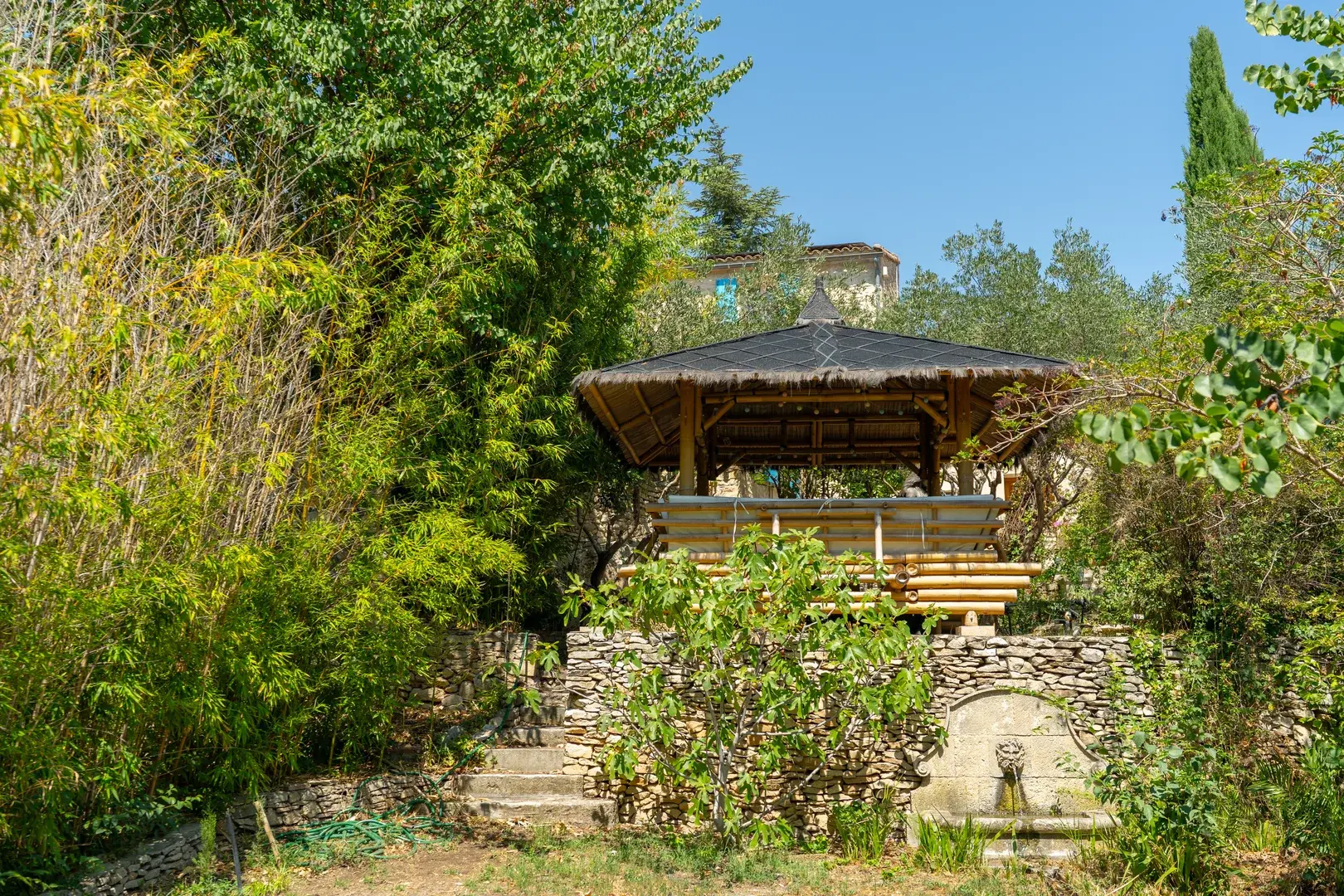 vue du jardin de la maison d'hôtes bed and breafast Nîmes